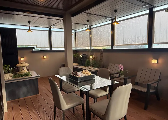 Luxe House Of Zs *